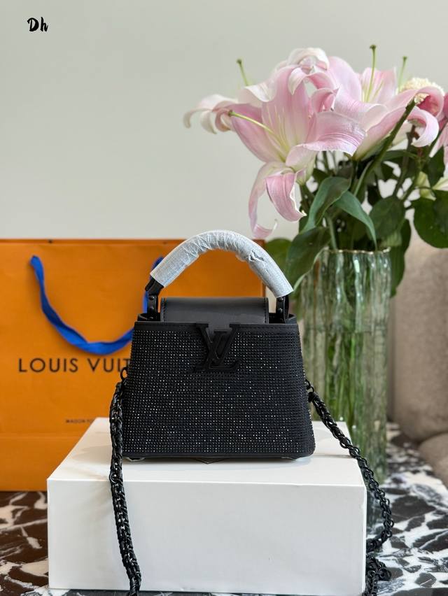 Lv满钻 染当提到经典与优雅的代名词,Lv Capucines系列绝对是那个让人无法忽视的存在从皇室公主到超模明星,几乎每一位时尚Icon的衣橱里,都能找到这只 Lv满钻 染当提到经典与优雅的代名词,Lv Capucines系列绝对是那个让人无法忽视的存在从皇室公主到超模明星,几乎每一位时尚Icon的衣橱里,都能找到这只