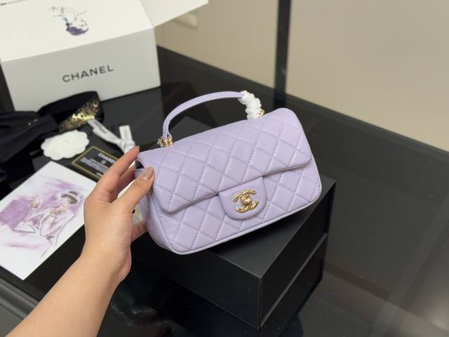 配挂件 折叠盒飞机盒 Size：20*12Cm 香奈儿Mini Cf Handle 无论搭配还是容量都是没得说， 真的太可爱了！ 手提的Cf！