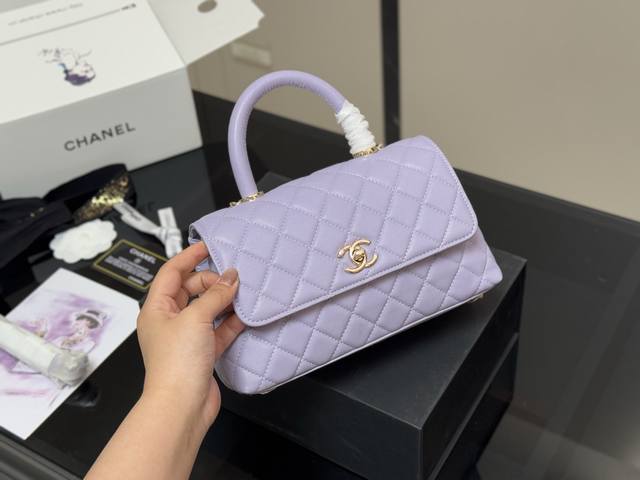 配挂件 配折叠盒飞机盒 Size：23*14Cm 香奈儿Coco Handle 手提包 粒面牛皮材质 原版K金！！