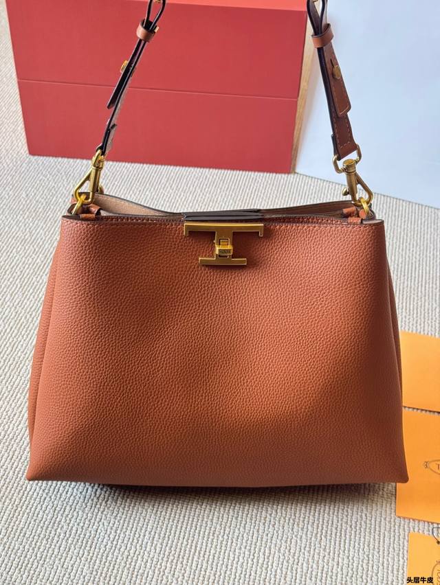 头层牛皮 托德斯Tod's托特包 又带着好看的托特包包来啦 平价轻便而且颜值质感均在线 表面是荔枝纹理的皮料 很显高级 米白的颜色 超级好搭衣服 日常休闲通勤穿