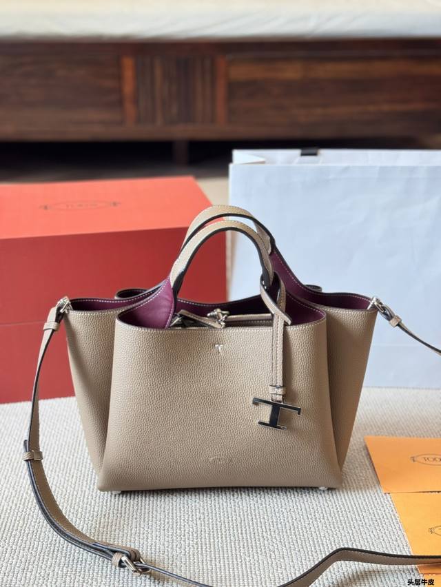 头层牛皮 Tod's全新超可爱的小包包来啦～ 超柔软小牛皮，可手提可斜背，给你的秋冬季Outfit带来一点鲜亮色彩 这只包有单独配可拆卸的肩带，可以手提也可以单