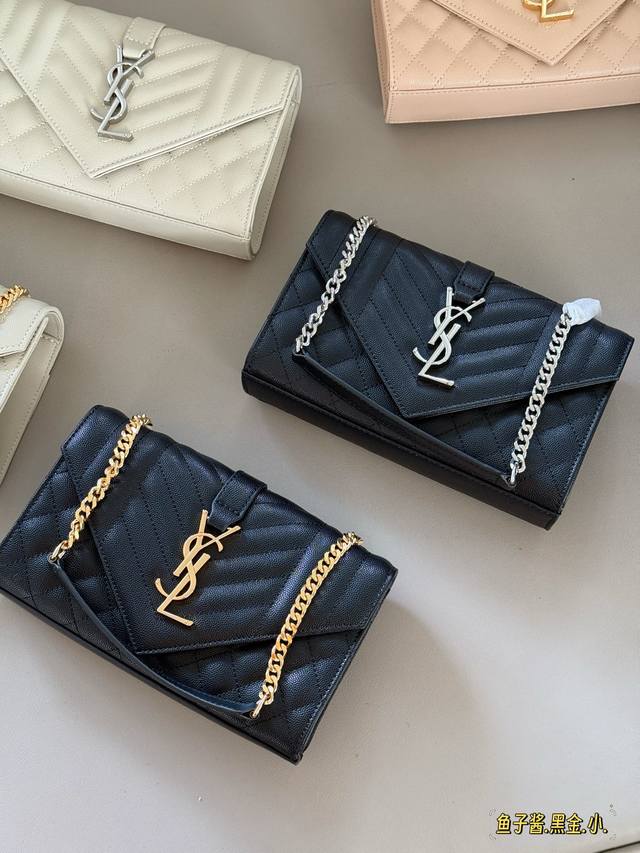 牛皮配盒 Size：21*13Cm 小号 圣罗兰Ysl鱼子酱信封包 Lenvelope 信封包 经典包包推荐哦！ 特别适合夏天的一款哦亲！