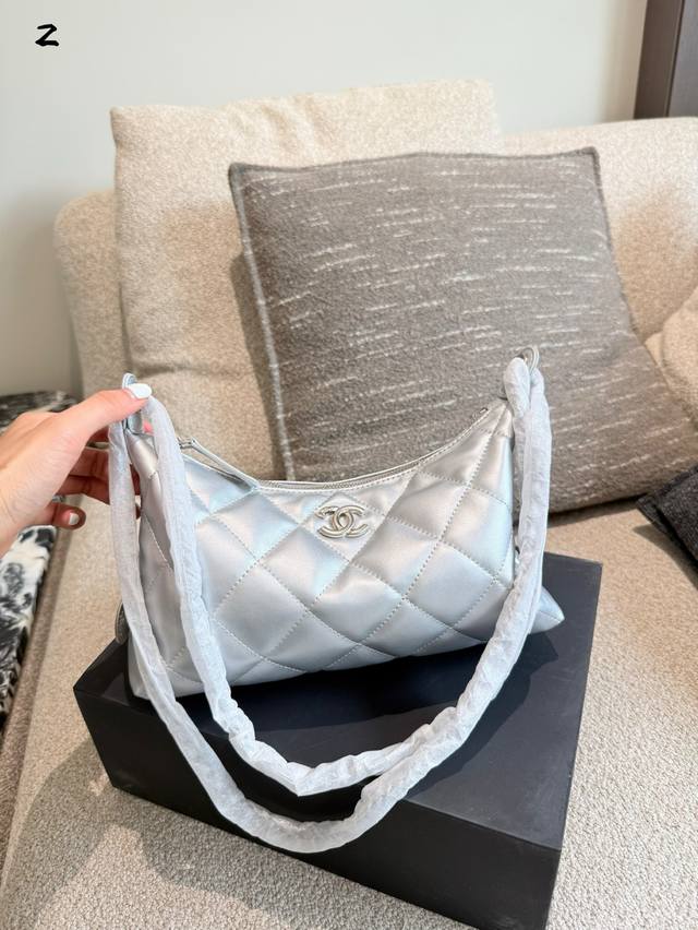 银扣 Chanel香奈儿25 S新款包包分享T+ 姐妹们，这款鸟笼包真的让我一见钟情口造型设计简直太独特了，完全颠覆了我对Chanel的传统印象。 不知道你们有