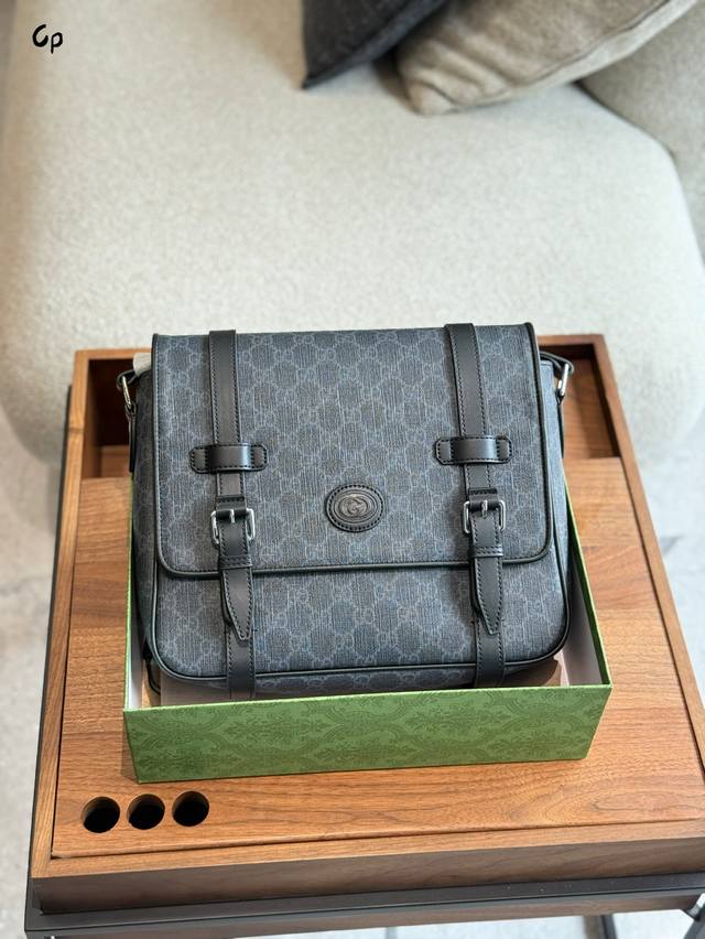 帅气邮差Guccisupreme帆布 差款翻 帅气邮差 Gucci Supreme帆布 差款翻盖的 可单肩斜挎，内部是一个大的空间带有一-个小隔层可利用空间较大