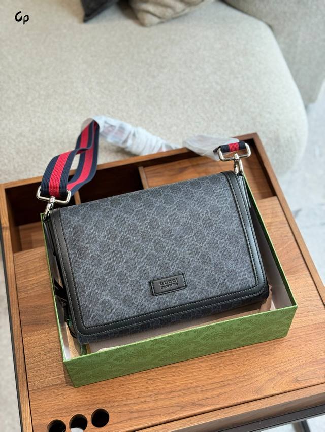 黑色Gg Supreme帆布 黑色皮革滚边. 钯金色调配件 “Gucci Made In Italy” 皮革标牌 红蓝织带 棉麻混纺衬里 内部:一个拉链袋 肩带