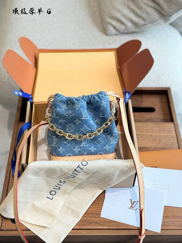 Iv牛仔单宁系列合计 Lv牛仔系列最核心的特点是将品牌标志性的奢华工艺、经典Monogram图案与丹宁布的休闲、街头、复古质感完美结合。它模糊了高级时装与日常穿