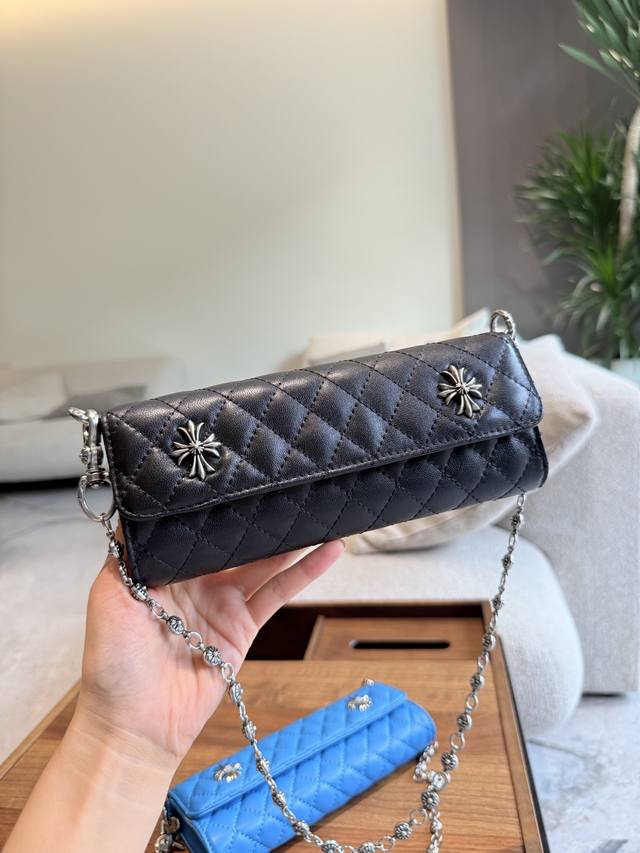 真皮 克罗心菱格链条包 羊皮面料，质感超柔软 包身整体是经典菱格设计 搭配克罗心骰子日与圆扣拼接的链条日常搭配非常实用且高级 内里超纤材质，容量可放下手机~ 尺