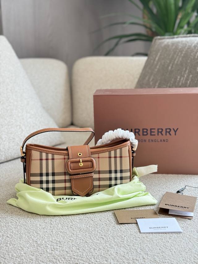 你的夏日必备包款 Burberry 采用Burberry品牌典藏格纹，将复古的英伦风展现得淋漓尽致，不同的包型可以打造不同的风格体验感25Cm