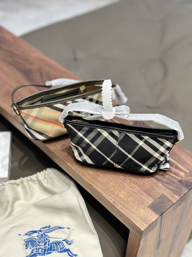 Burberry女士Mini腋下包新款格纹提花 Burberry女士Mini腋下包新款格纹提花，代购5800,Hobo包是一款热门]的时尚单品，设计较为简约，线