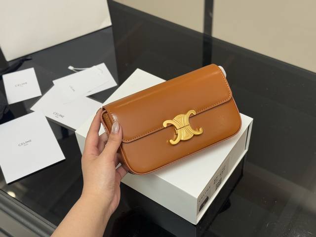 配盒 Size：20*11Cm Celine 超美腋下包 凯旋门 升级版 重新出货 复古性感百搭小包 赛琳不容错过！！ 牛皮皮质 这个四季您离不开它！