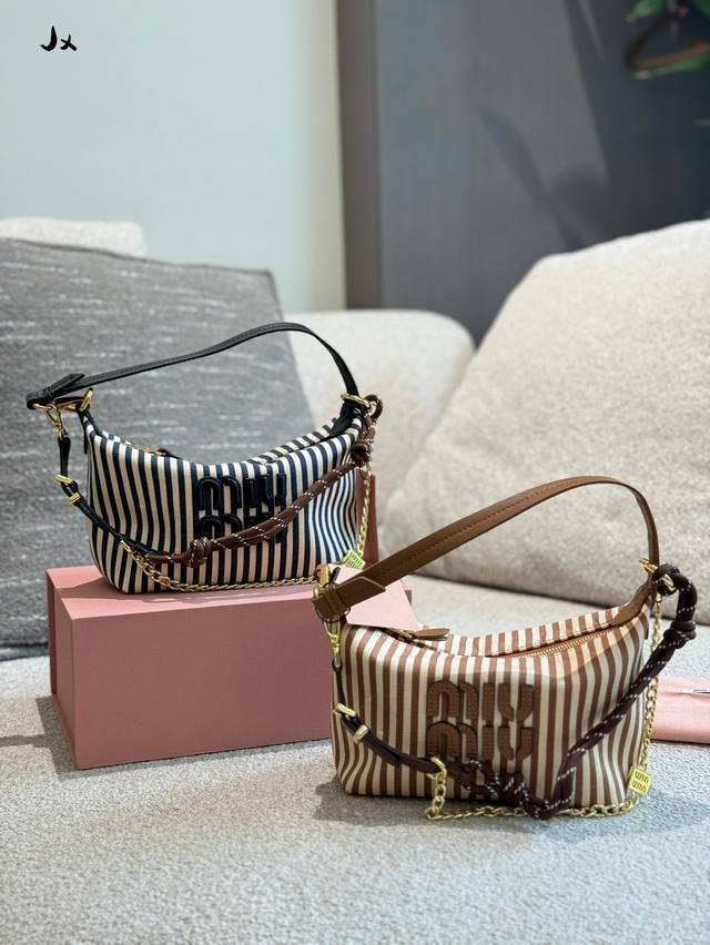 Miumiu 25新款帆布饭盒包 Miumiu饭盒包新配色又来哕 一货难求的饭盒包新配色来货 价格P20位数喜欢的小姐姐们冲20Cm