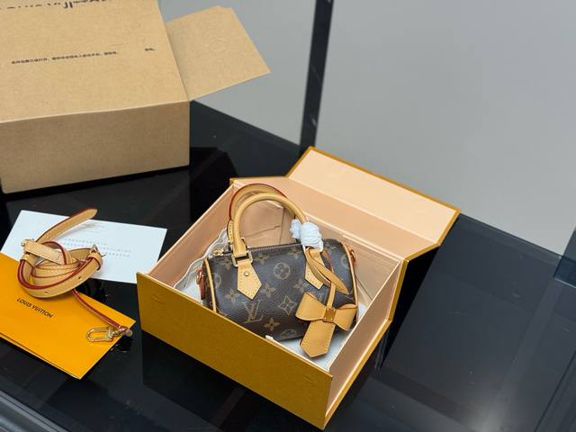 新款 配折叠盒飞机盒 Size：16*12Cm Lv Speedy Nano 代购渠道 台湾客定材质 肩带可以拆卸和调节长短哦！