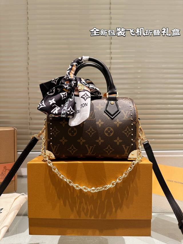 原单礼盒 2025早春走秀款 枕头包 Lv 路易威登 新款经典枕头包单肩斜挎女包 尺寸20Cm 折叠盒包装