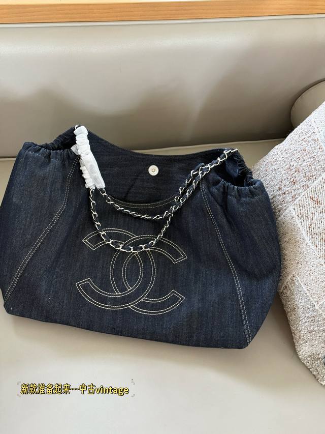 无盒 Size：44*28Cm 新款准备起来 中古 小香家 牛仔 购物袋 王菲白百合同款哦！ 深受集美们的热爱哦 腋下包很有感觉