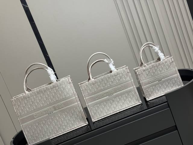 配折叠盒丝巾 Dior 原版布提花 Dior Book Tote今年最喜欢的一款购物袋 Tote我用的次数最多的包 迪奥因为容量超级大 不管什么东西都向里面放