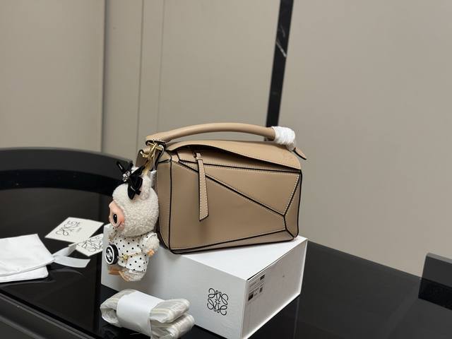 配盒 尺寸: 24.15Cm 罗意威 几何包 最新对版的织布肩带 干干净净Puzzle Edge很高级哦! 牛皮品质! 完全Hold住! 配盒 尺寸: 24.15Cm 罗意威 几何包 最新对版的织布肩带 干干净净Puzzle Edge很高级哦! 牛皮品质! 完全Hold住!