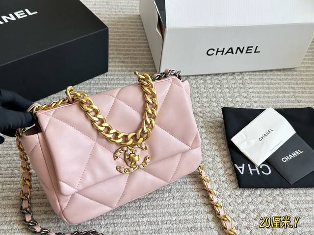 复刻版 配盒 Size:20、26、30Cm 小香家 19Bag 真的不用多说! 性价比做到最优 皮料再次升级 质感高级 强烈安利哦! 复刻版 配盒 Size:20、26、30Cm 小香家 19Bag 真的不用多说! 性价比做到最优 皮料再次升级 质感高级 强烈安利哦!