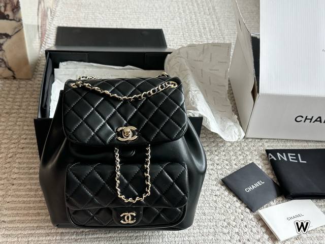 Chanel 双肩背包 上新的时候看到 实物 就知道他要火了 现货供不应求 这一季度的王炸 解放双手的利器 原厂皮 数量有限22 21Cm