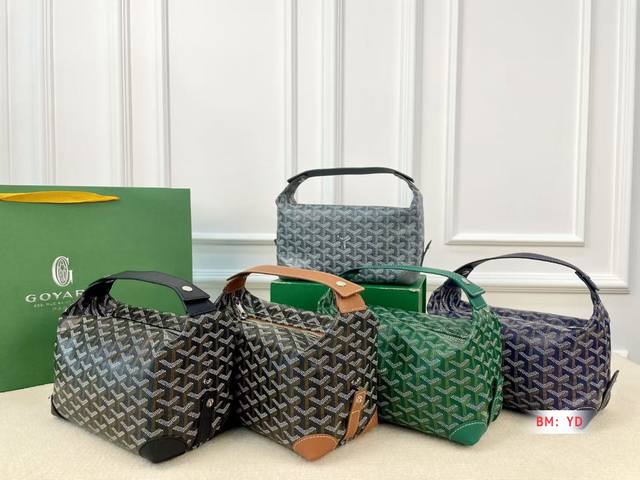 配折叠礼盒 高端货 最新款 “Goyard戈雅”各路明星大神同款的 Goyard 饭盒包、相机包。原版巴西牛皮搭配 帆布图案拼接斜挎轻薄携单肩包、还可情侣使用哦