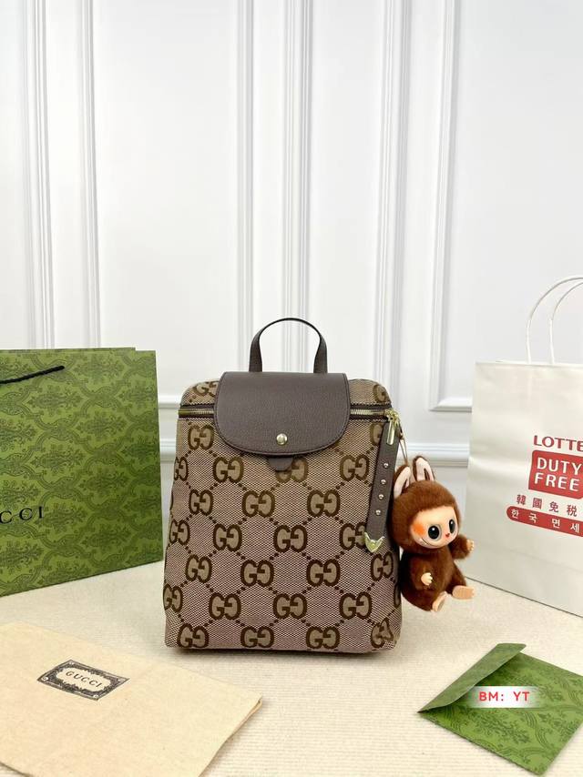 Gucci 爆款双肩出货 新款 男女背都好看 作为一只合格的双肩包 一定要好看 舒适 耐造 背包比较大 远途旅行带它准没错 也是学生党的最佳选择 超级实用 再适