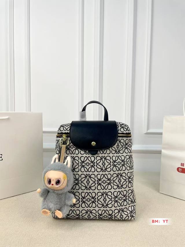 罗意威 爆款双肩出货 新款 男女背都好看 作为一只合格的双肩包 一定要好看 舒适 耐造 背包比较大 远途旅行带它准没错 也是学生党的最佳选择 超级实用 再适合不