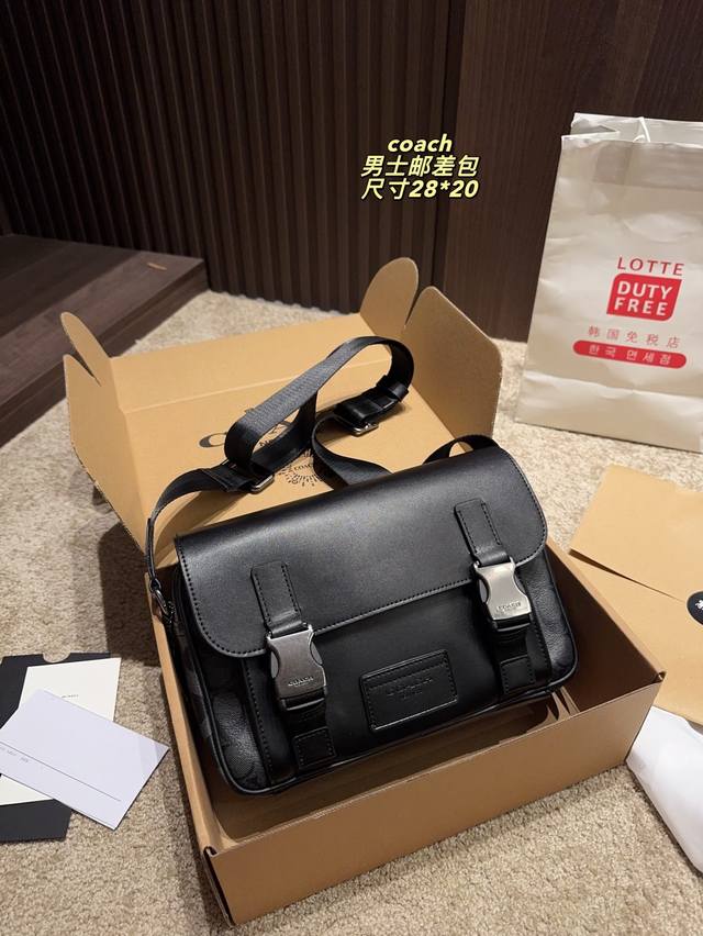 配盒尺寸28*20 蔻驰 Track邮差包 潮男应该背什么包呢 Track Crossbody这个包型真的尽显帅酷和摩登时尚气质 给人低调又不简单的感觉[哇R]