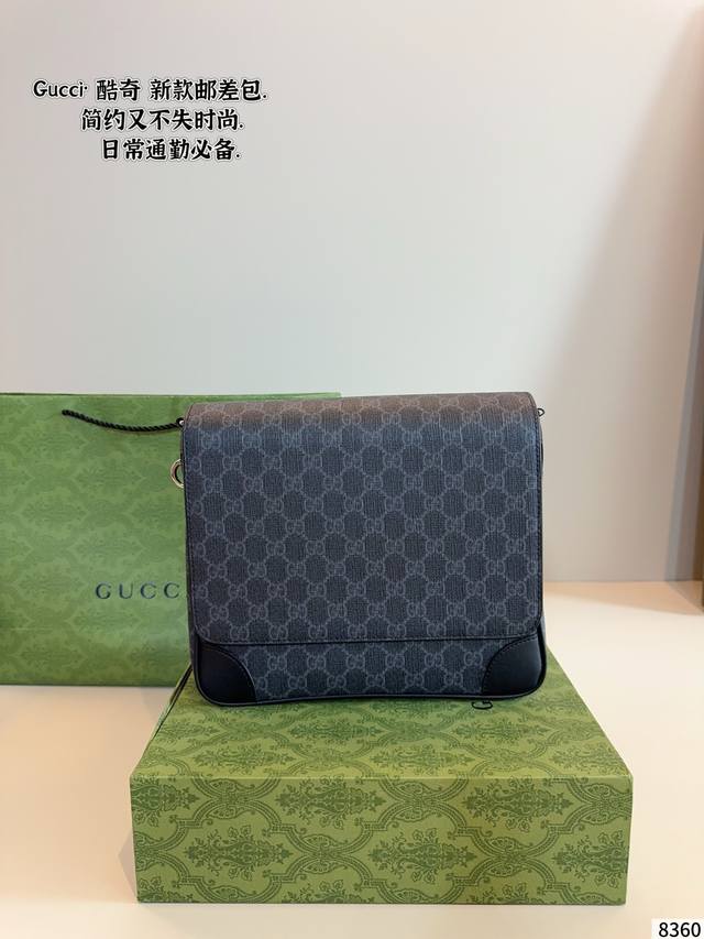 配礼盒. 酷奇Gucci 邮差包斜挎包. 男生日常休闲搭配的理想选择～ 实用又百搭，小小的身体大大的空间 非常适合放随身物品~ 适合男生大大咧咧的性格~尺寸：2