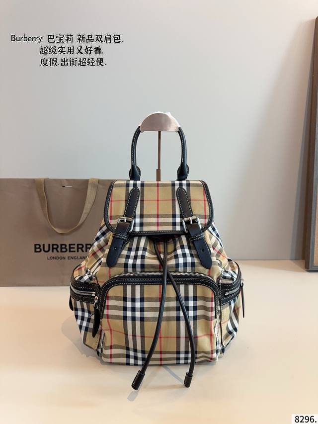 巴宝莉Burberry 双肩包款式轻便 背包以标志性 Burberry Trench 作为灵感来源采用与棉质嘎巴甸同为密织结构的柔韧尼龙材质可调式帆布拼链饰肩背