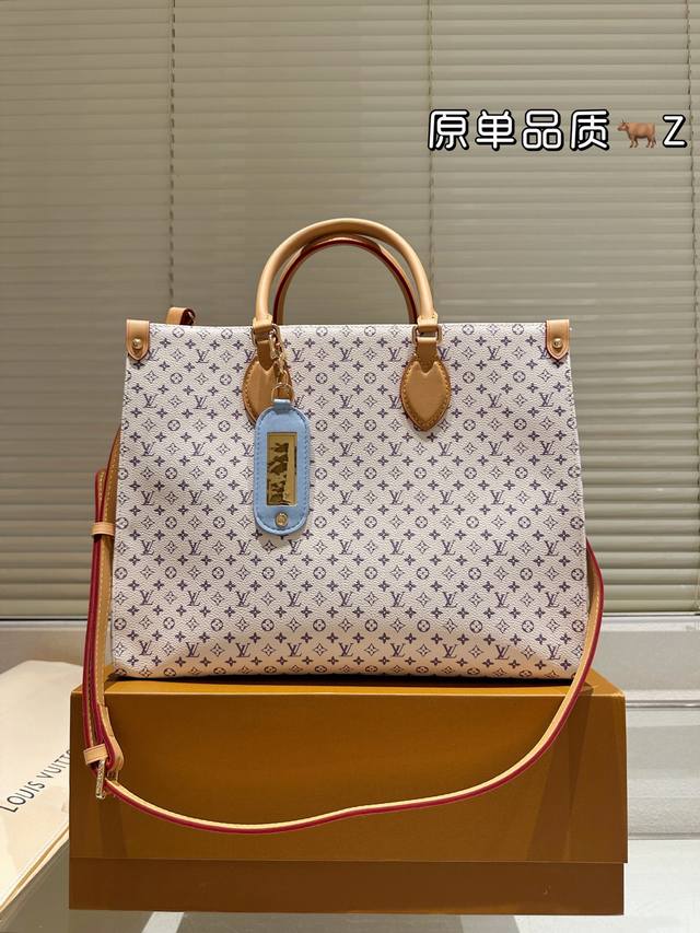牛皮版本 Lv Onthego 35Cm 印花丛林包 折叠礼盒 原单品质 Lv A B面喷绘 Onthego妈咪袋 性价比之王这是一款超赞的包型，灵感来自于恶搞