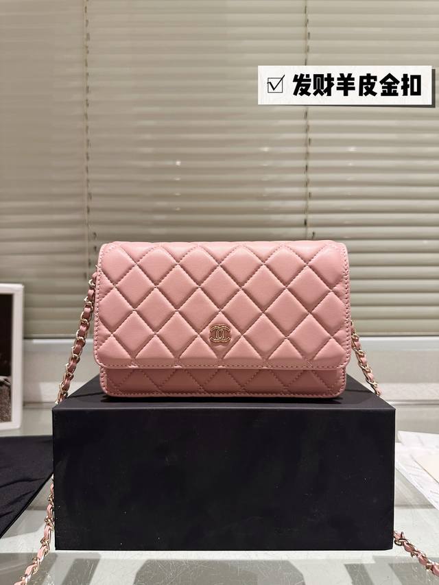 羊皮 Chanel Woc 发财包 小香最近好多明星都在背 Chanel 19 这款包是由老佛爷Karl Lagerfeld 和 Chanel现任创意总监 Vi