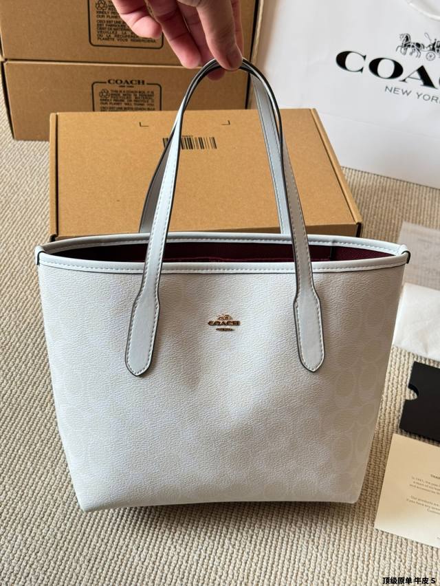 顶级原单 牛皮 Coach 新品 Fiona Zip Tote 30 Coach 新品 Fiona 托特 30 来了 这个尺寸的包包，感觉大小也是很合适 有自带