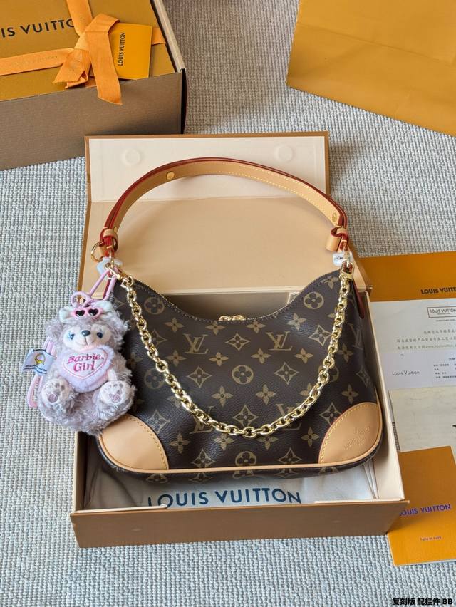 复刻版 牛皮 配挂件 Lv Boulogne邮差包 牛角包 新款的 Boulogne Size 对比之前小了，但完全不影响它的容量。设计上多加了金色链条 发8，