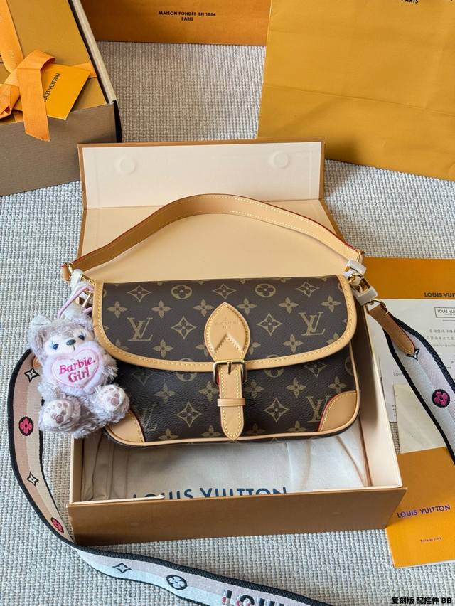 复刻版 牛皮 配挂件 Lv Louis Vuitton ｜Diane法棍包 Lv法棍Diane绝绝子 上身复古又舒服 设计灵感来自于中古包Sologne 两条肩