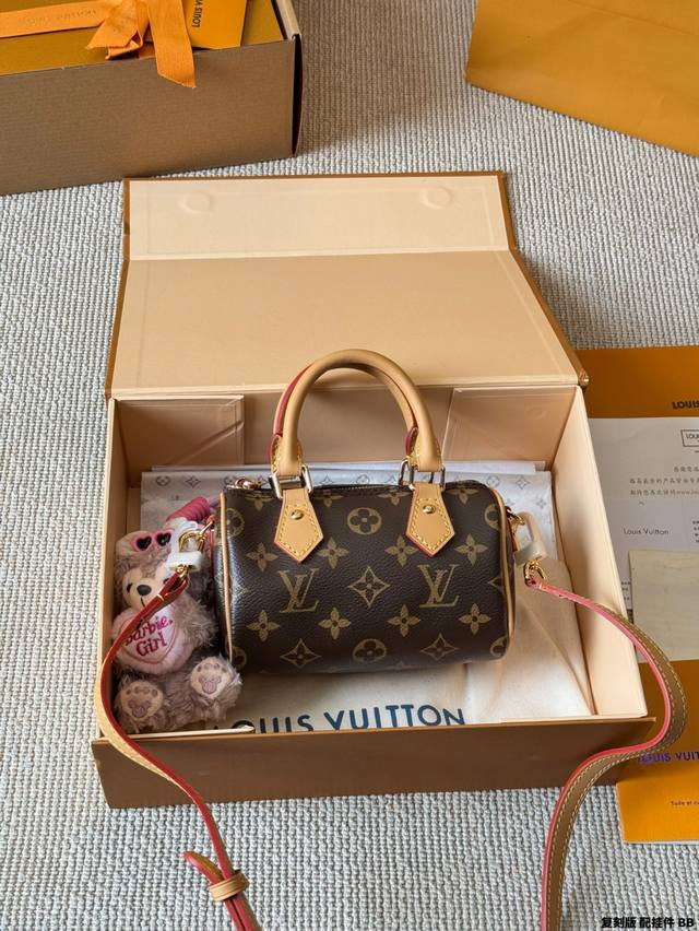 复刻版 牛皮 配挂件 Lv Nano Speedy 16 枕头包 Lv 新款系列 枕头包 手袋,全网首发 Lv Speedy Nano 枕头包这款Retiro