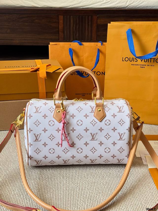 Lv 奶茶色Sppedy30枕头包 Lv Speedy 30Cm 枕头包 无论版型 内里和专柜毫无差别 真正原版复刻 内里可拆卸 火遍全球的爆款机场大包 机车女
