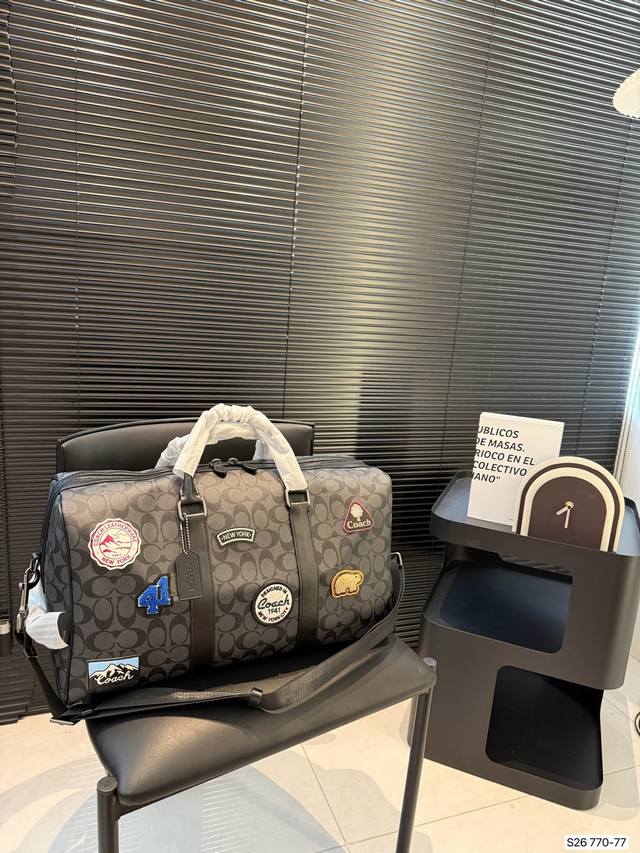 蔻驰旅行袋 大容量 度假旅行必备 时尚达人必备单品之一 实物绝对惊艳到你 尺寸：46 25 货号770-77