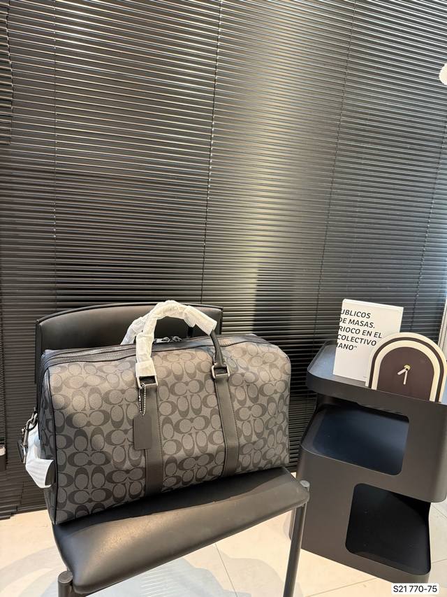 蔻驰旅行袋 大容量 度假旅行必备 时尚达人必备单品之一 实物绝对惊艳到你 尺寸：46 25 货号770-75