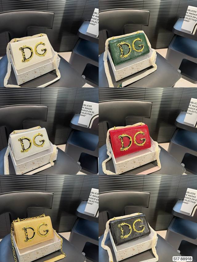 配盒子 Dg杜嘉班纳链条包 包包实在是太太太温柔了， 拿在手上少女感十足，仿佛时间停滞在听你诉说你们的故事~高级感满满 #杜嘉班纳Dg 尺寸21.5 14 货号