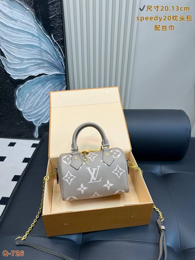配全套礼盒 Lv新款 Speedy注定是我最愛的超级美和老款最大的区别就是金属链条米灰色的压面牛皮版本 和白色的Monogram老花看起来超级搭 Iv在週色方面