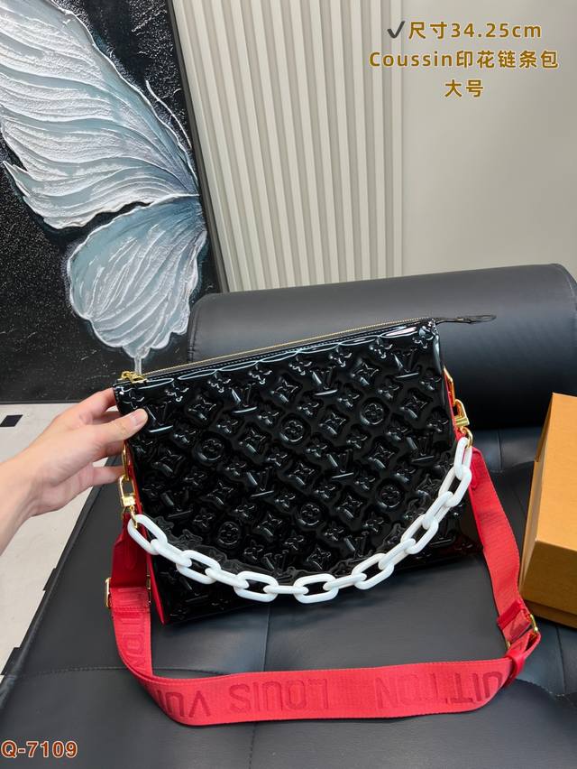 大号 配折叠盒 Lv Coussin 村上隆抱抱包 牛皮版本 最爱的黑白Look来啦 柔软的小羊皮质地让我拿上手的那一刻就爱上了它的触感 包包内里很多小隔层 让