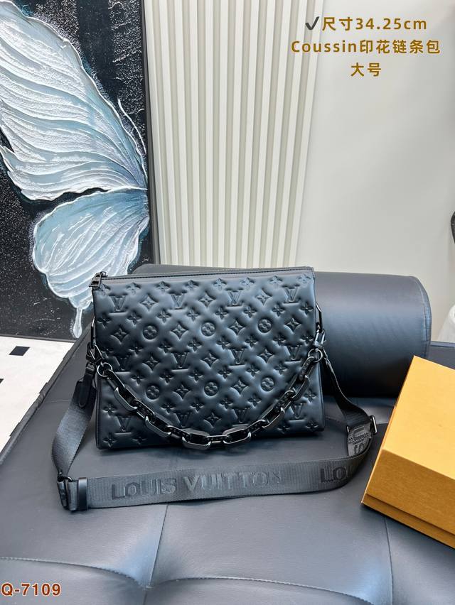 大号 配折叠盒 全新升级Lv 走秀新款Cousin 目测又是下一个女明星，时尚博主必备单品，I独有的亮金色金属，作为本次设计的肩带粗链条，抓眼球效果非常到位，肩
