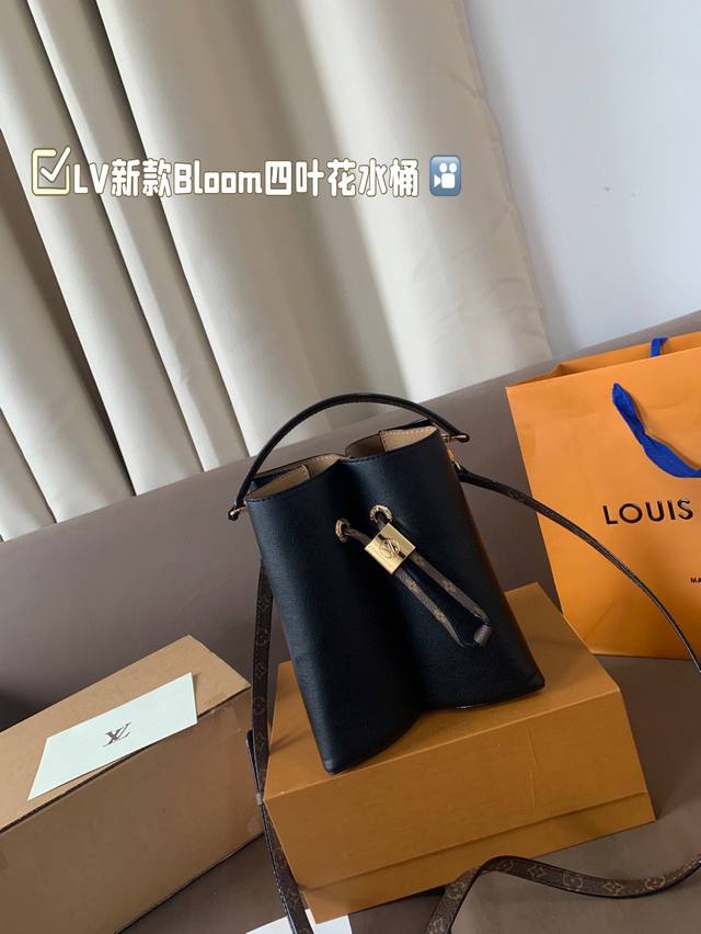 钢五金 变码芯片 25年新款女士秀场系列新款Bloom四叶花水桶 幸运绽放 尺寸19*16