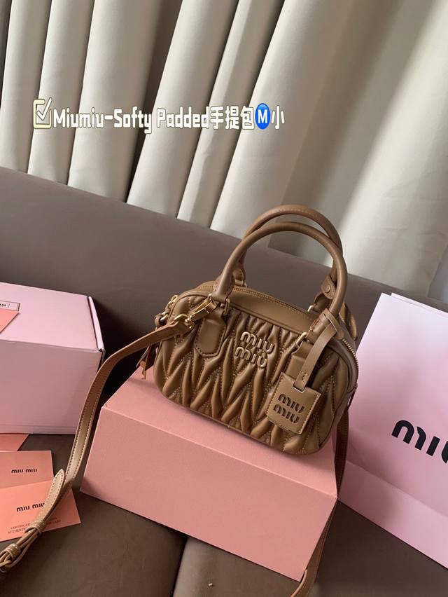 复刻版 小号 Miumiu-Softy Padde D新款 Softy Padded 手袋是对经典 Bauletto 造型的重新诠释，其简洁利落的剪裁彰显出该系