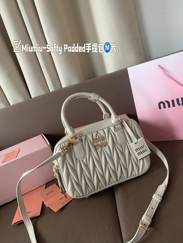 复刻版 大 Miumiu-Softy Padde D新款 Softy Padded 手袋是对经典 Bauletto 造型的重新诠释，其简洁利落的剪裁彰显出该系列