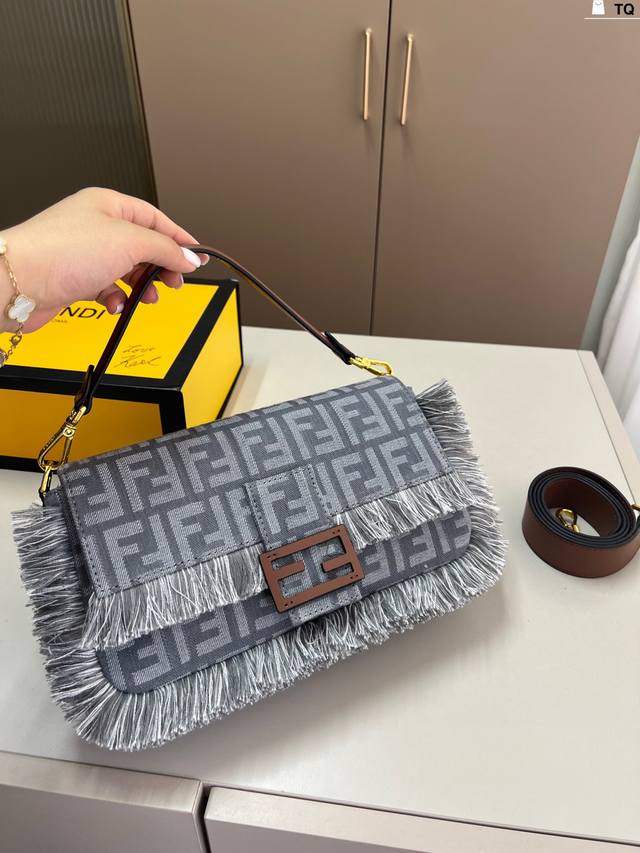 Fendi芬迪最新法棍 实在太好看啦 手提斜挎都好看 Tq尺寸25×13折叠盒