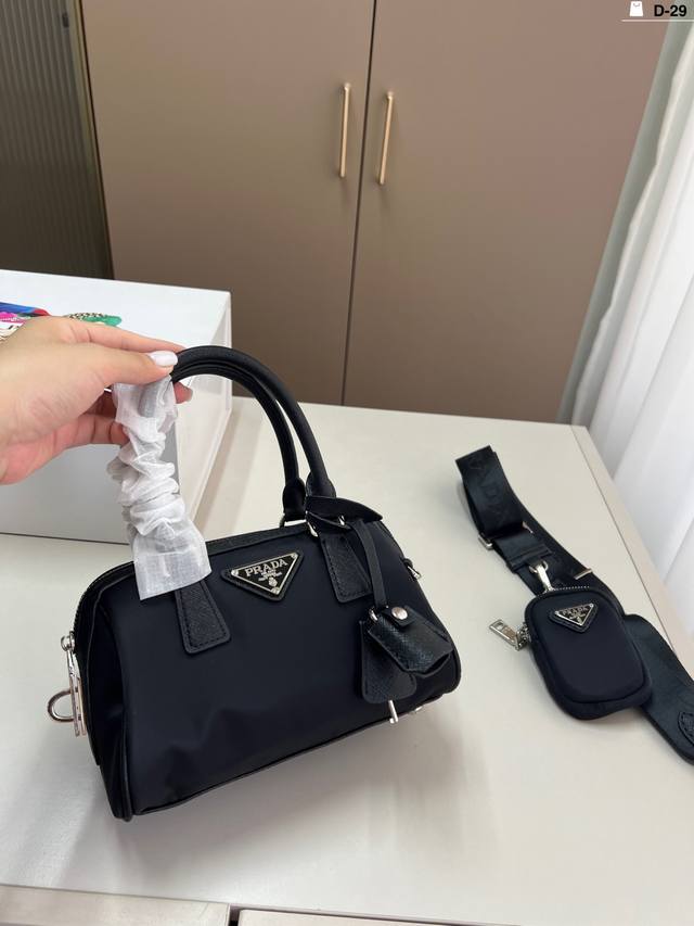 Prada普拉达波士顿包黑银手提 柔软的尼龙布质感包包容量大可作为通勤包包满足日常需求 D-29尺寸21×13