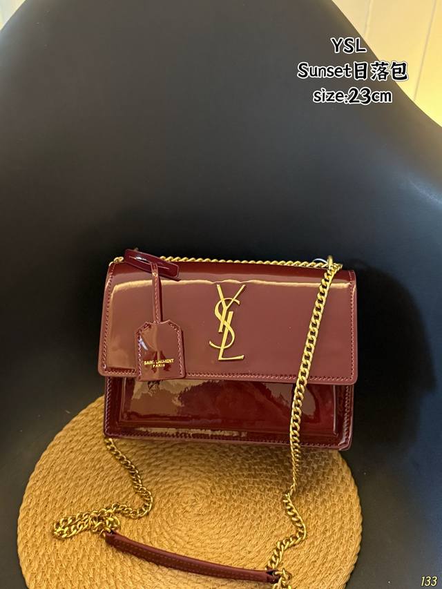圣罗兰Ysl Sunset日落包 皮质硬挺，款式简单耐看～ 很高级贵气，非常雅致！ 女人味十足，四季都背 尺寸 23