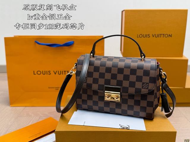 飞机盒 重金钢五金 专柜同步163变码芯片 Croisette棕棋盘格邮差包 棕棋盘格邮差包Monogram系列又一款时髦的邮差包，今年的时尚新宠必须，强烈安利