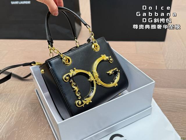 配盒 Dolce & Gabbana 杜嘉班纳Dg斜挎包 尊贵典雅的外形优质面料 奢华至极 与生俱来的英伦气息 高端品质独家订制 尺寸： 18 15