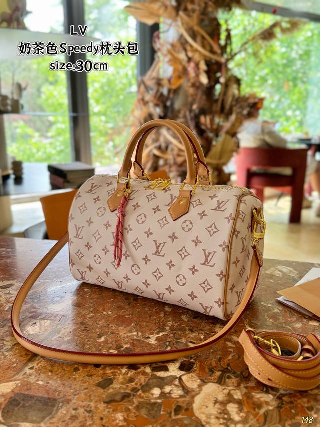 Lv 奶茶色Speedy 枕头包 Lv 新款系列 枕头包 手袋,全网首发 Lv Speedy Nano 枕头包这款Retiro 手袋以标志性 经典永恒。优雅低调